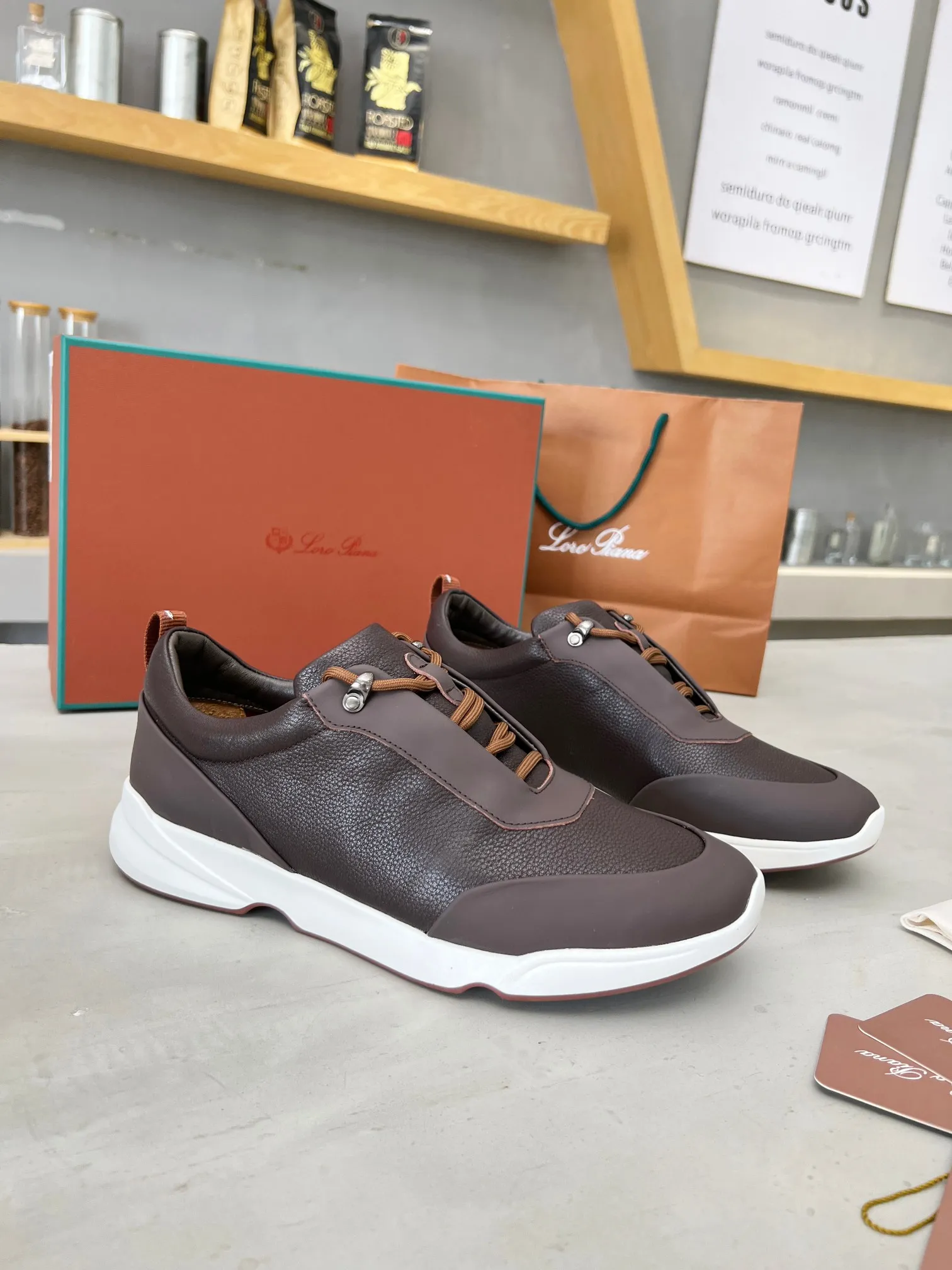 Men's shoes 💰660 🧚‍♂️Loro Piana*👉Top genuine grade👉Buy the original 1:1 copy💯💯💯 Founded the existing Loro Piana company on April 24, 1924. It is now the sixth generation of family business, providing top-quality products to customers who are discerning about taste and quality. ❤️ Imported silk calfskin and South Korean natural cowhide. The interior is made of imported A-grade water-dyed cowhide. 💯💯💯 Original molded base. 💯Authentic packaging code number: 39-46